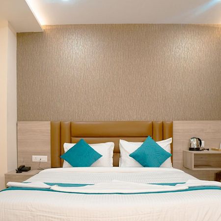 Hotel Ananda Kashi Варанаси Екстериор снимка