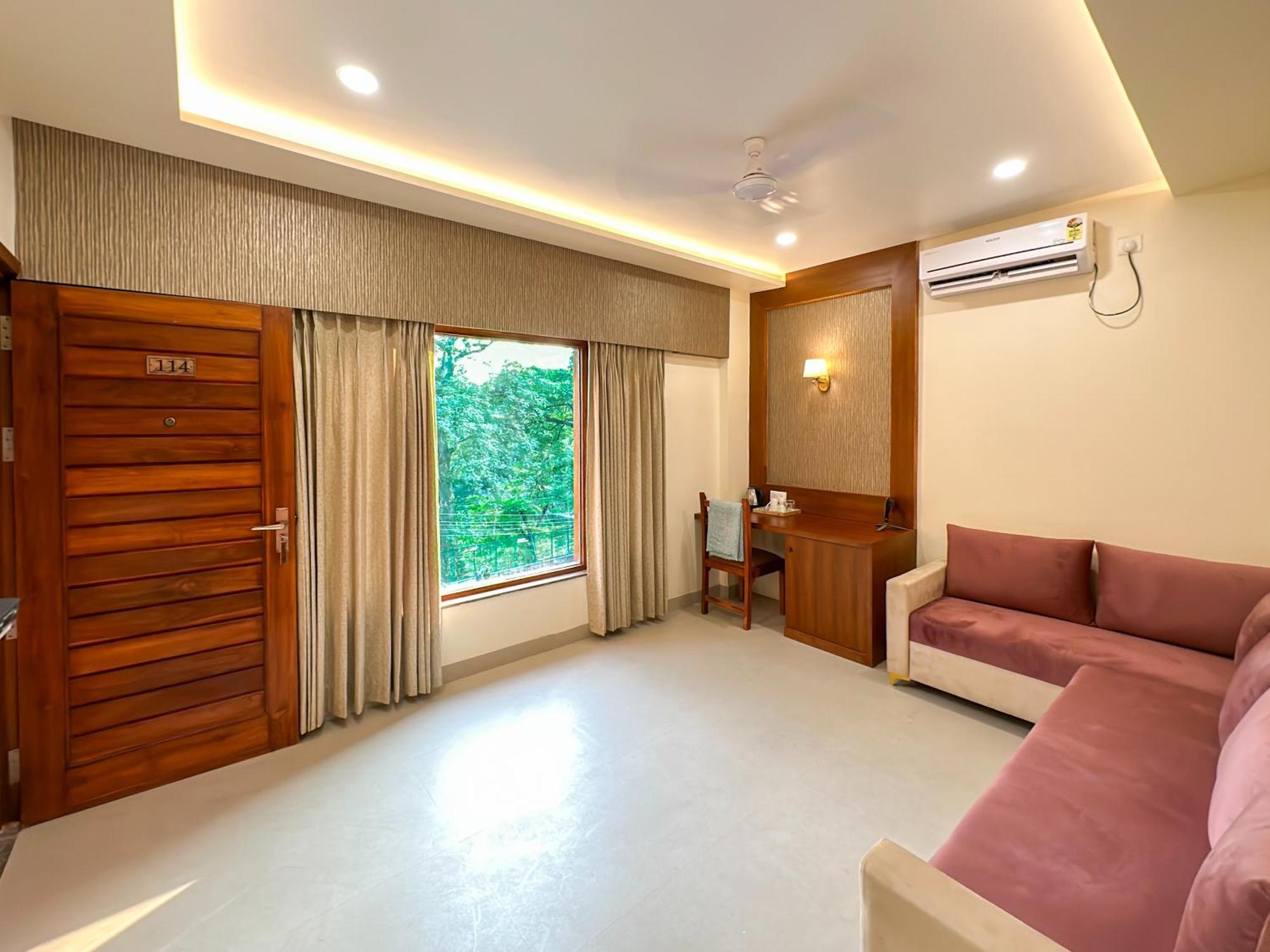 Hotel Ananda Kashi Варанаси Екстериор снимка