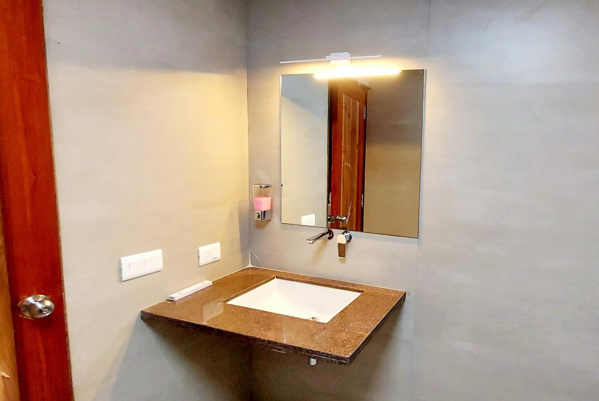 Hotel Ananda Kashi Варанаси Екстериор снимка